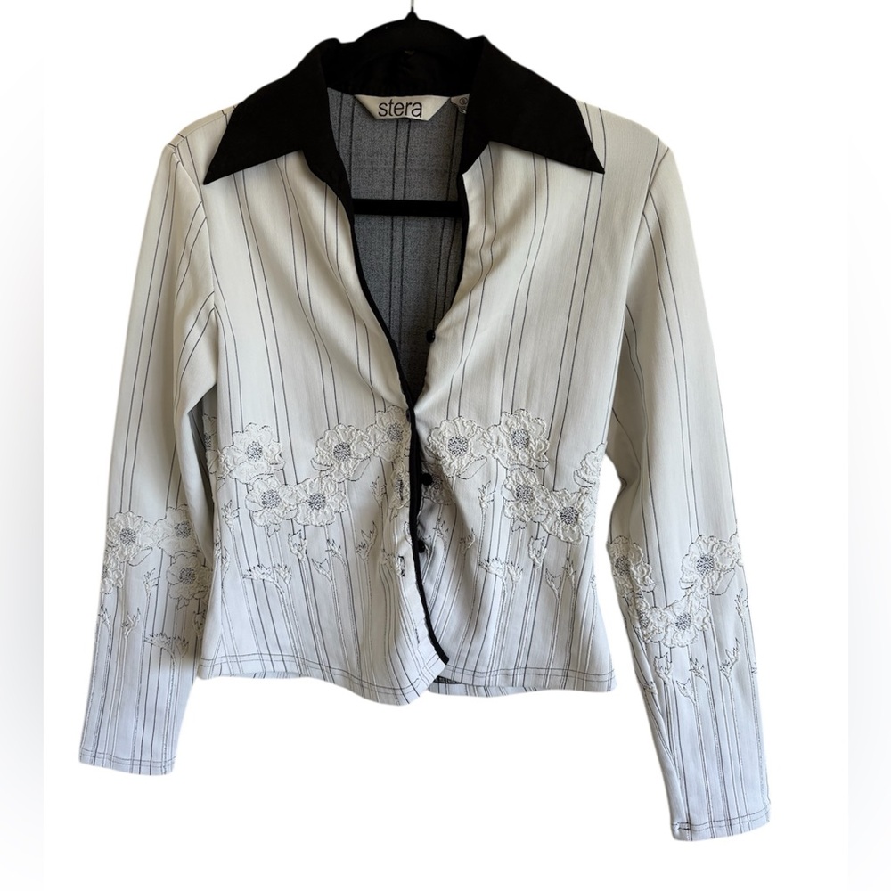 Stera Y2K white and black striped button up blouse with floral embroidery